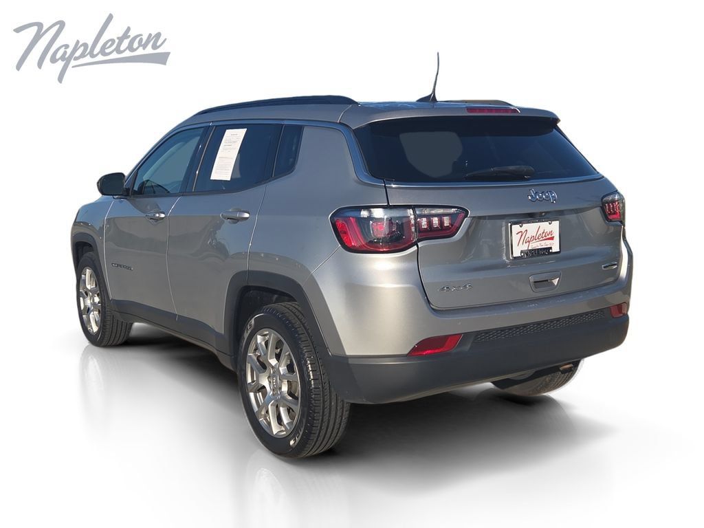 Used 2022 Jeep Compass Latitude w/ Sun and Sound Group AWD/4WD image 3