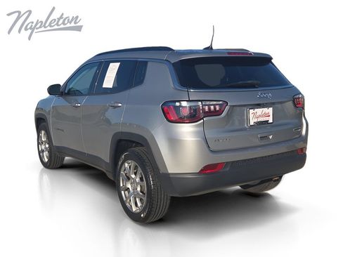 Used 2022 Jeep Compass Latitude w/ Sun and Sound Group AWD/4WD image 3