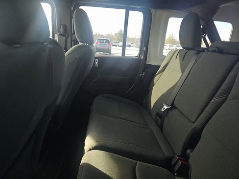 Used 2025 Jeep Wrangler Unlimited Sahara image 5