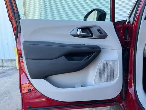 Used 2024 Chrysler Pacifica Touring-L image 4