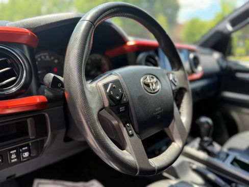 Used 2017 Toyota Tacoma TRD Sport w/ Tow Package RWD image 13