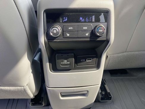 Used 2023 GMC Acadia SLT w/ Technology Package image 19