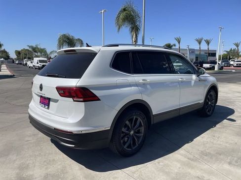Used 2023 Volkswagen Tiguan SE w/ Panoramic Sunroof Package FWD image 8