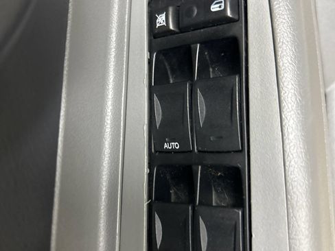 Used 2005 Dodge Magnum R/T w/ Convenience Group II RWD image 9
