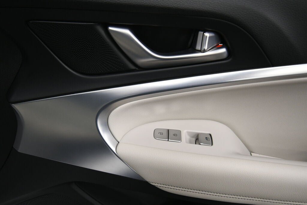 Used 2025 Genesis G70 2.5T image 28