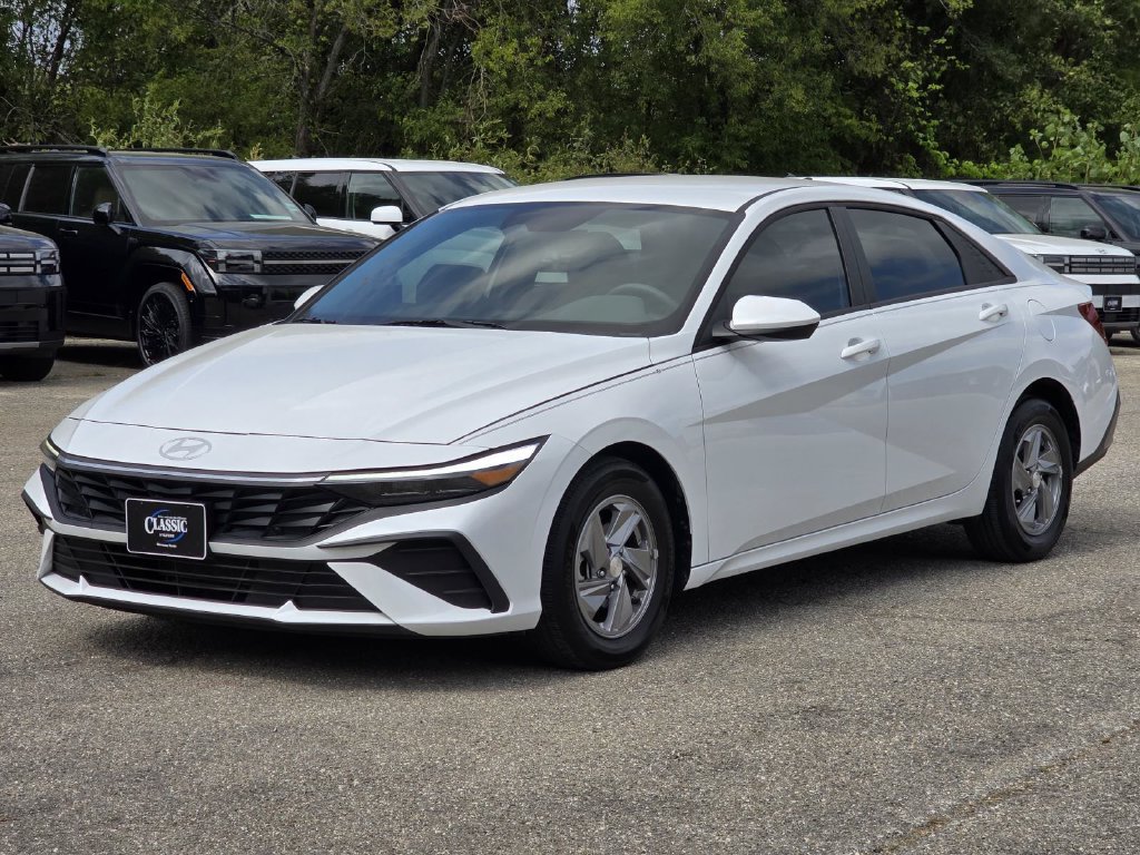 Used 2024 Hyundai Elantra SE FWD image 3