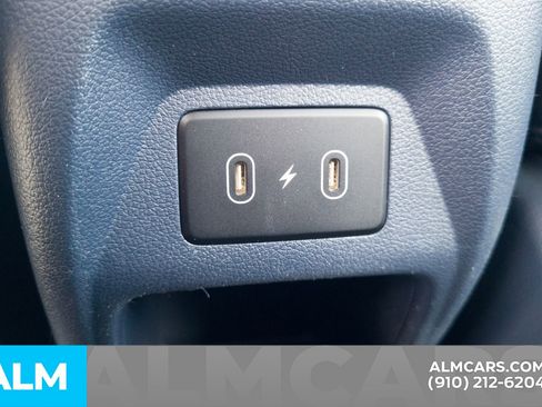 Used 2025 Hyundai Venue Limited image 21