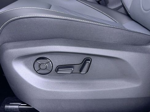 Used 2025 Volkswagen Tiguan SE image 12