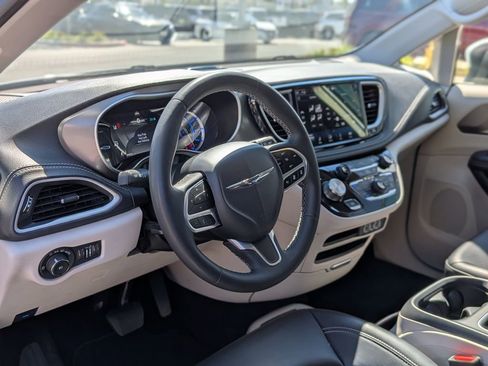 Certified 2023 Chrysler Pacifica Touring-L image 12