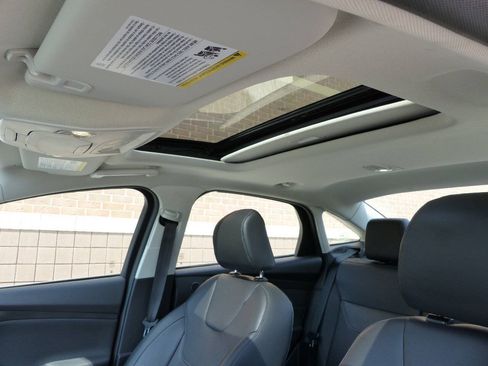 Used 2017 Ford Focus Titanium FWD image 39
