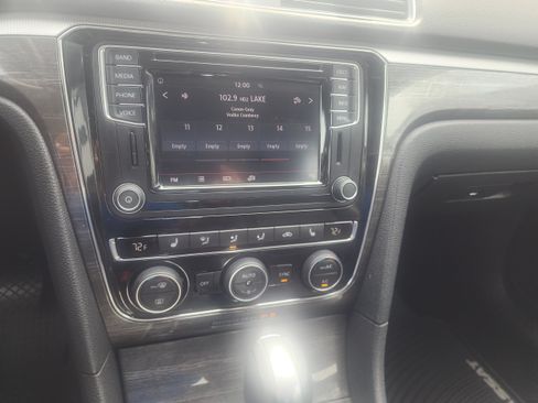 Used 2017 Volkswagen Passat 1.8T SE FWD image 13