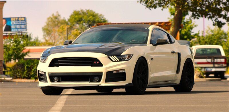 Used 2017 Ford Mustang GT Premium w/ GT Performance Package RWD image 4