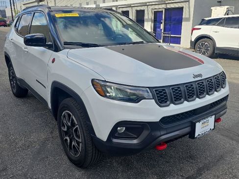 Used 2025 Jeep Compass Trailhawk w/ Trailer Tow Group AWD/4WD image 2