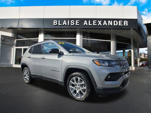Used 2022 Jeep Compass Latitude image 1