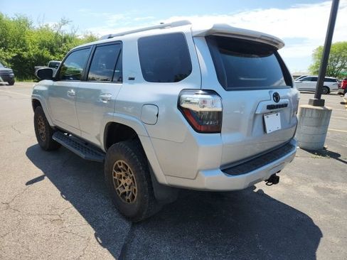 Used 2018 Toyota 4Runner SR5 AWD/4WD image 9