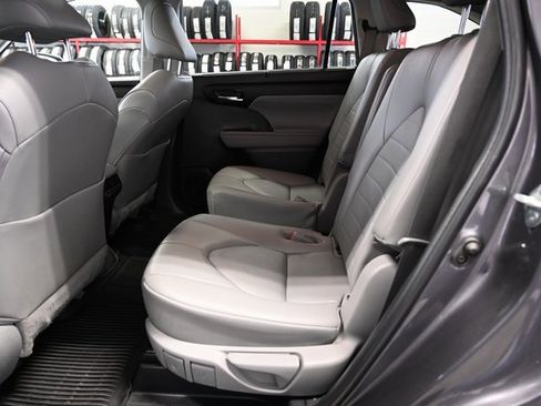 Certified 2023 Toyota Highlander XLE image 12