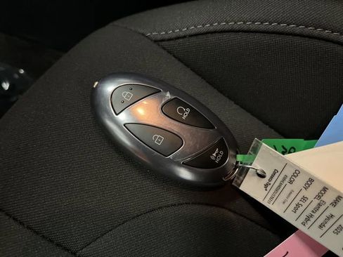 Used 2025 Hyundai Elantra SEL image 24