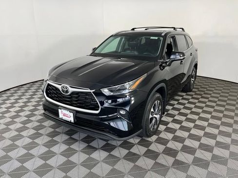 Used 2022 Toyota Highlander XLE AWD/4WD image 3