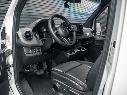 Used 2024 Mercedes-Benz Sprinter 2500 image 4
