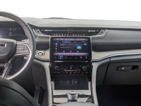 Used 2025 Jeep Grand Cherokee Limited RWD image 18