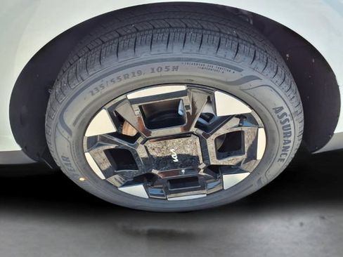 New 2026 Kia Carnival EX FWD image 22