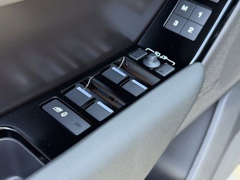 New 2026 Land Rover Range Rover Velar Dynamic SE image 11