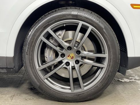 Certified 2023 Porsche Cayenne Platinum Edition image 11