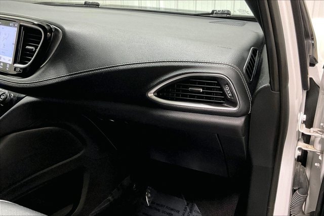 Used 2025 Chrysler Pacifica Limited FWD image 16