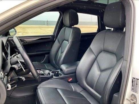Used 2024 Porsche Macan image 30