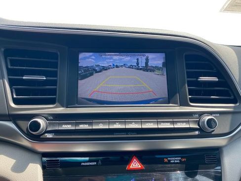 Used 2020 Hyundai Elantra SEL FWD image 25