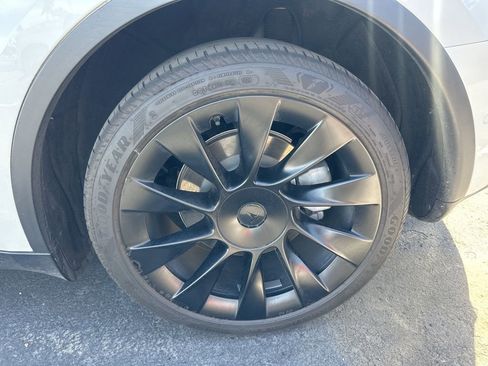 Used 2021 Tesla Model Y Long Range image 15