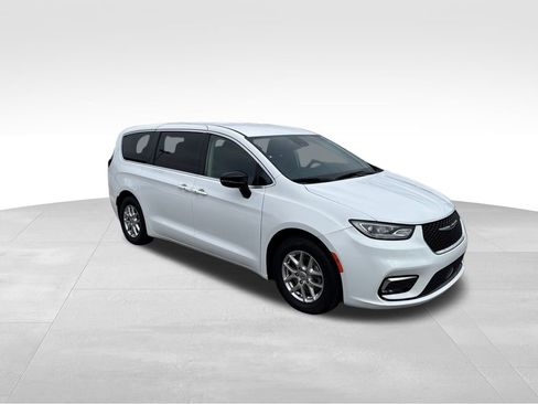 Used 2024 Chrysler Pacifica Touring-L image 8