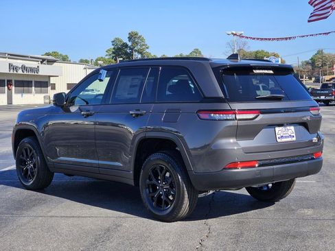 New 2025 Jeep Grand Cherokee Laredo image 4