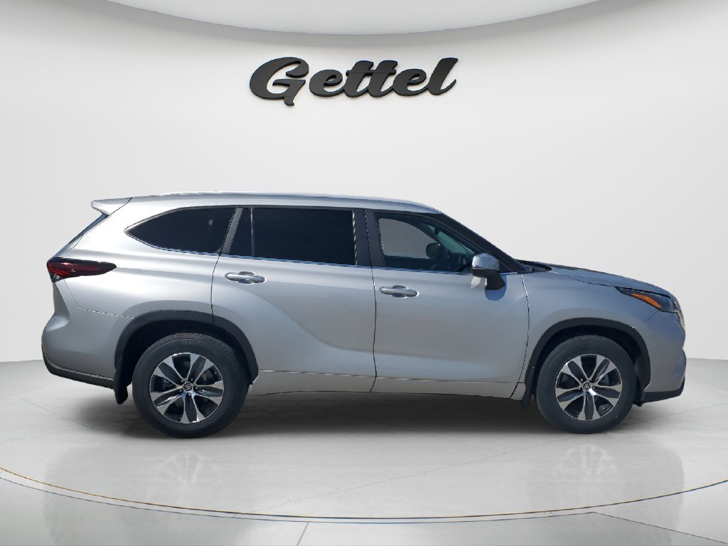 Used 2025 Toyota Highlander XLE AWD/4WD image 4