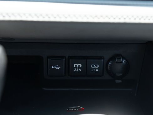 Used 2021 Toyota Highlander XLE AWD/4WD image 35
