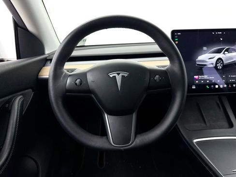 Used 2022 Tesla Model Y Long Range AWD/4WD image 3