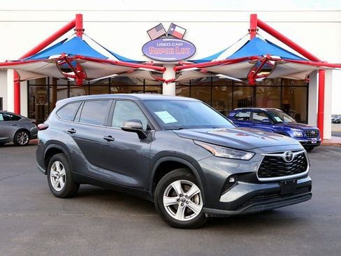 Used 2024 Toyota Highlander LE image 1