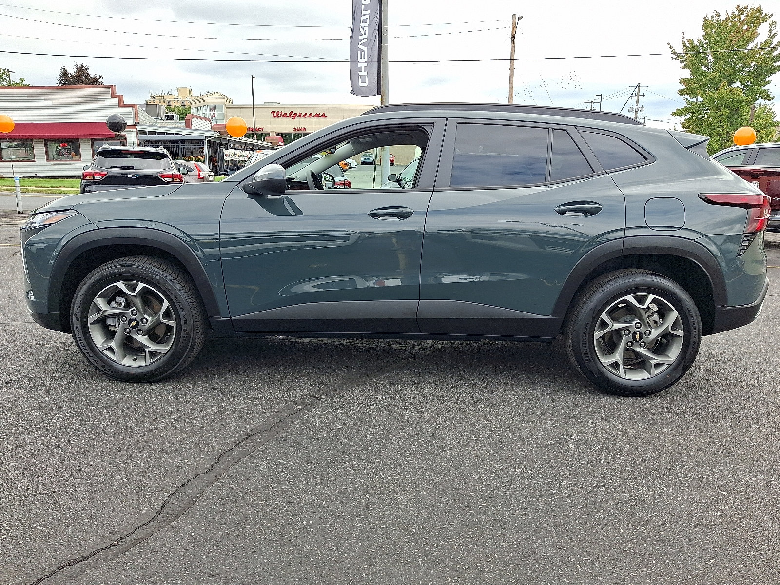 Used 2025 Chevrolet Trax LT FWD image 2
