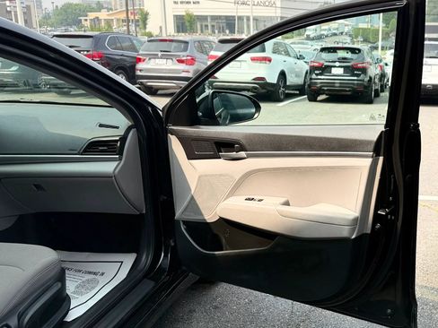Used 2020 Hyundai Elantra SE FWD image 29