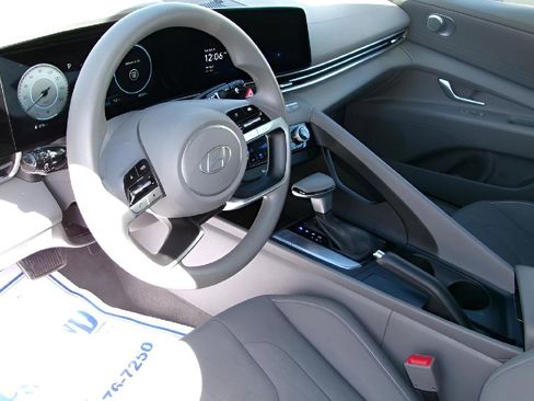 Used 2024 Hyundai Elantra SEL image 12