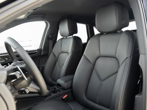 Certified 2025 Porsche Macan image 5