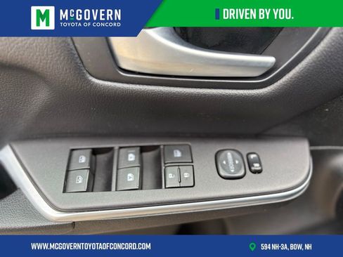 Used 2017 Toyota Camry SE w/ Moonroof Package image 26