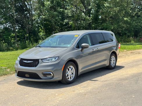 Used 2023 Chrysler Pacifica Touring-L FWD image 3