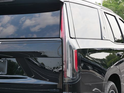 Used 2022 Cadillac Escalade Sport w/ LPO, ONYX Package AWD/4WD image 18