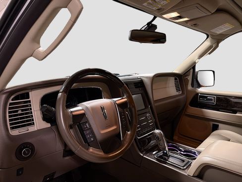 Used 2017 Lincoln Navigator Select image 8
