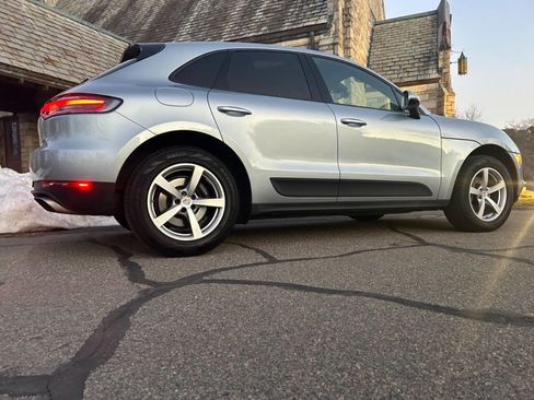 Used 2020 Porsche Macan Base AWD 4dr SUV image 9