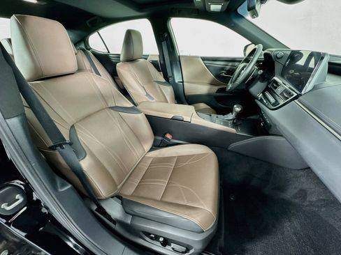 Used 2022 Lexus ES 300h w/ Accessory Package FWD image 29