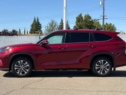 Used 2021 Toyota Highlander XLE AWD/4WD image 2