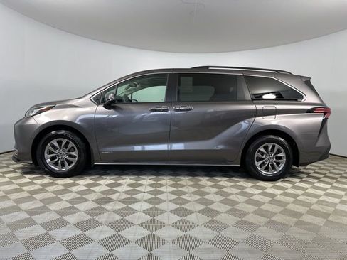 Certified 2021 Toyota Sienna XLE image 4