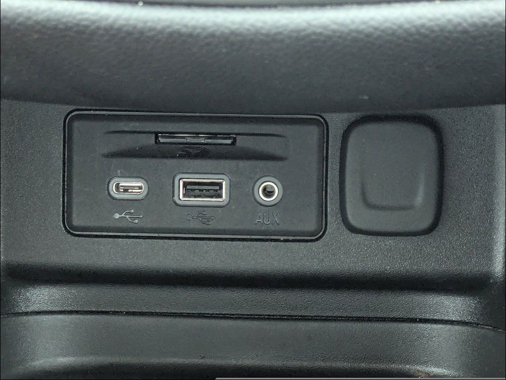 Used 2022 Chevrolet Equinox RS w/ Infotainment Package FWD image 23